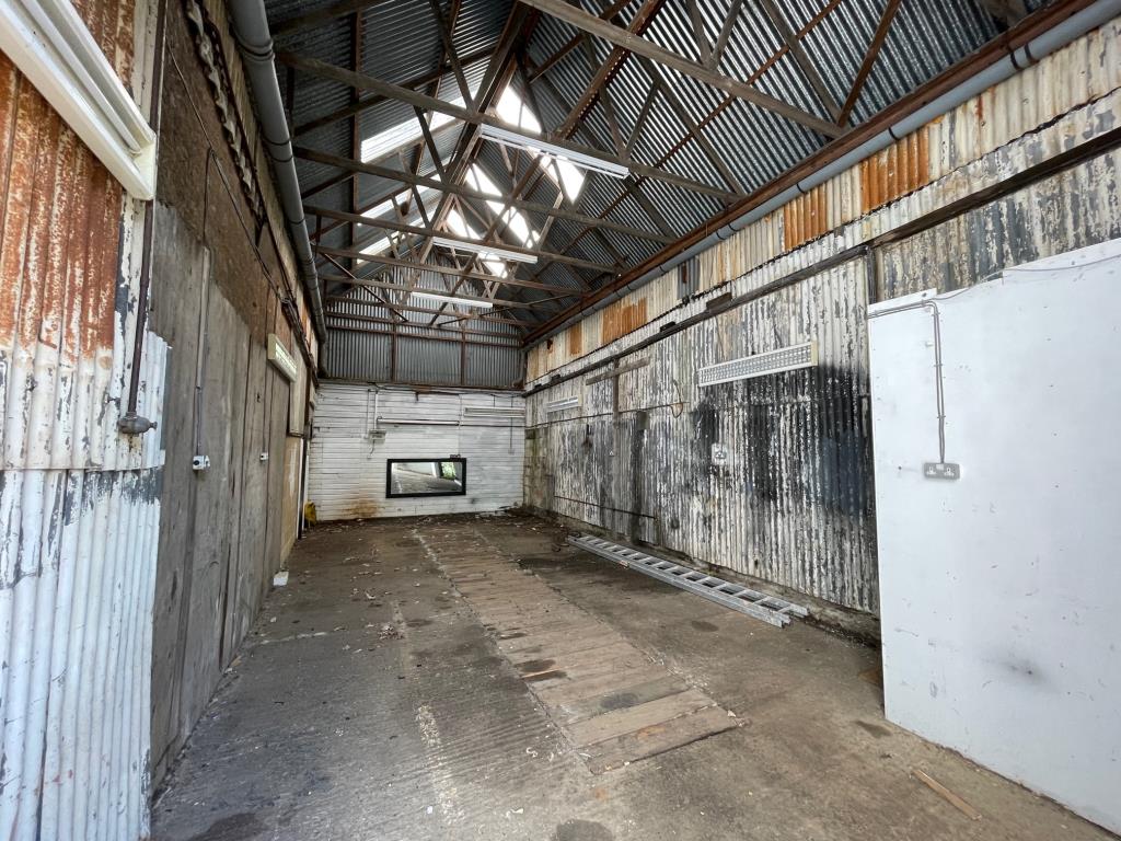 Lot: 130 - COMMERCIAL PROPERTY AND YARD WITH PLANNING - Inside one of the existing units